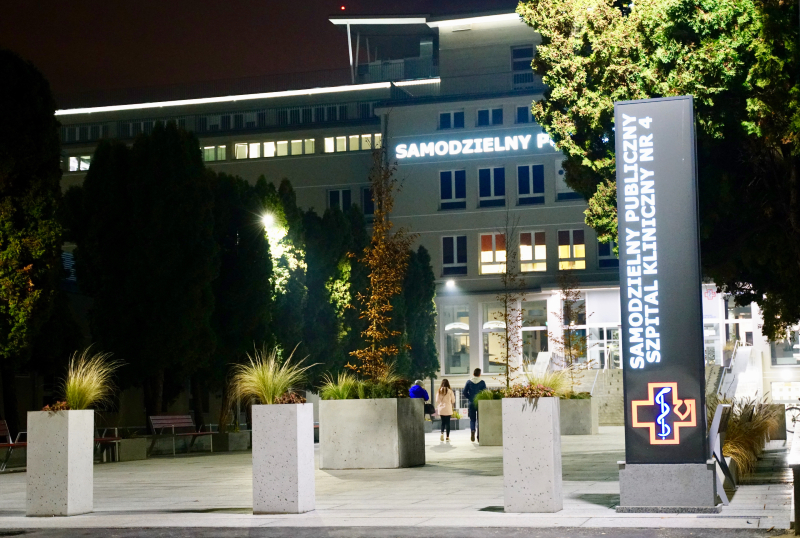 Wejście główne do szpitala po pracach termomodernizacyjnych. Zdjęcie wykonane nocą.
