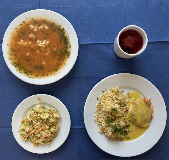 NA TALERZACH ZUPA POMIDOROWA Z MAKARONEM, BITKA DROBIOWA, SOS CURRY, KASZA BULGUR, SURÓWKA Z POR, JABŁKA I MARCHWI, W KUBKU KOMPOT 