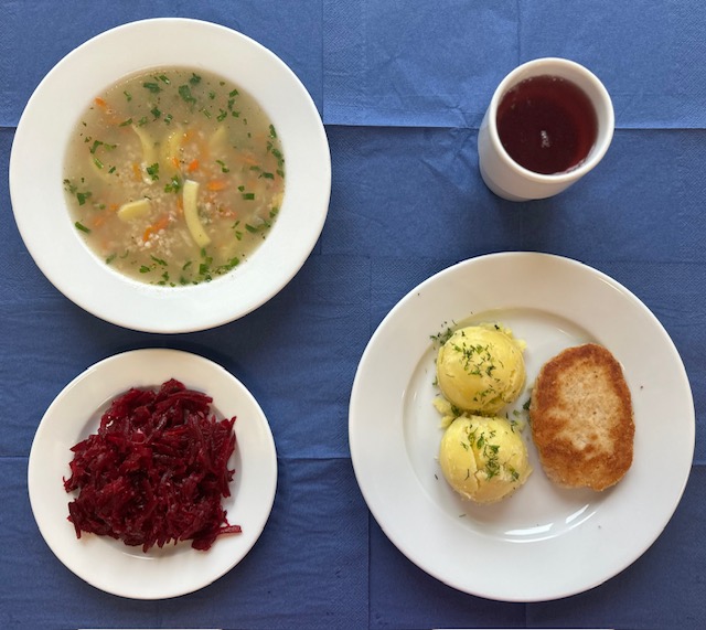 na talerzach krupnik jęczmienny, kotlet drobiowy pożarski, ziemniaki, surówka z buraczka i cebuli, w kubku kompot 