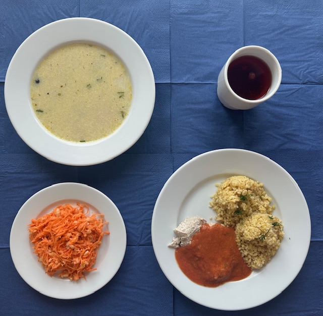 na talerzach zupa koperkowa, bitka schabowa, sos pomidorowy, kasza bulgur, surówka z marchewki i jabłka z jogurtem,w kubku kompot
