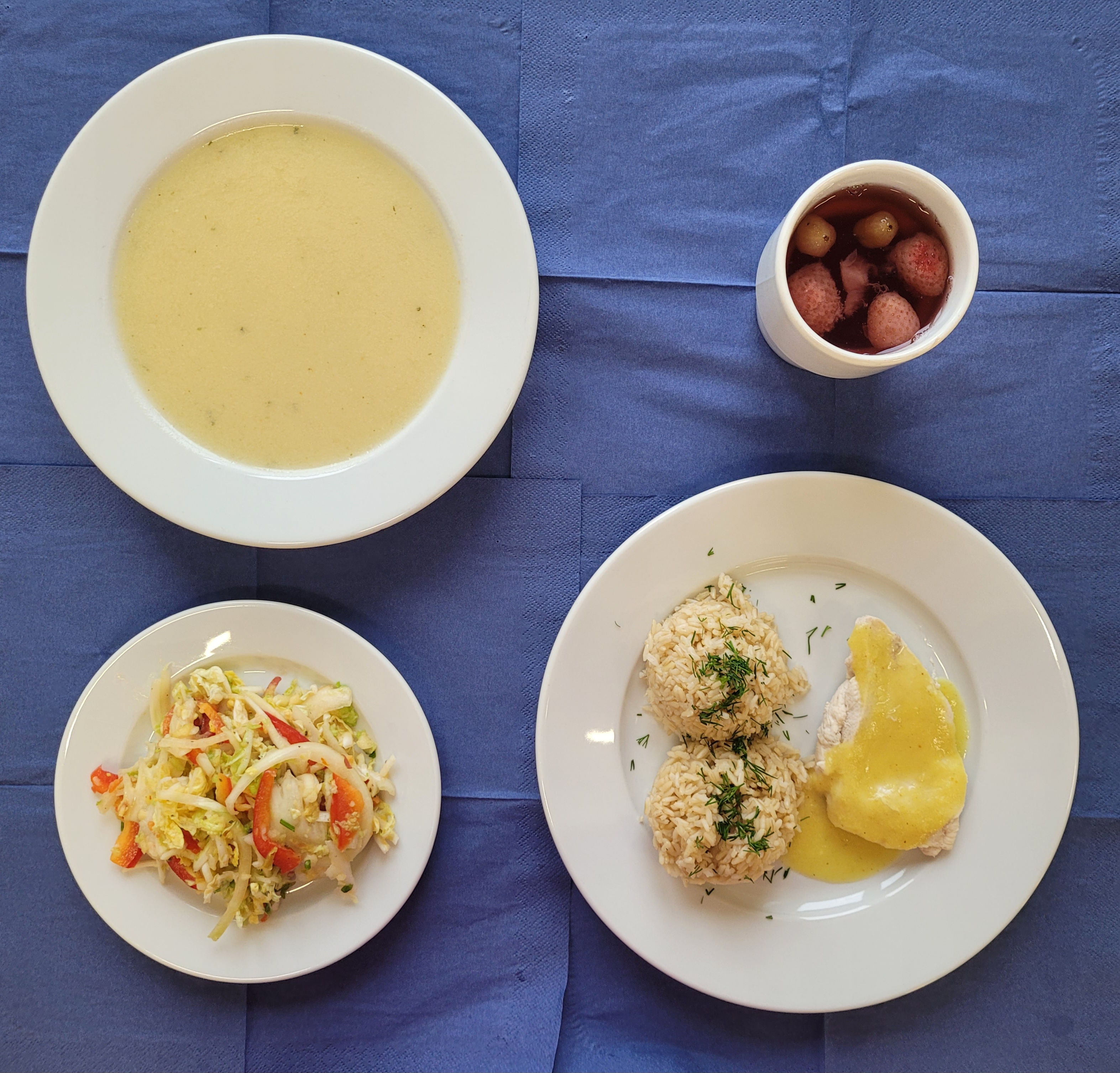 zupa selerowa, ryż brązowy, bitka drobiowa, sos curry, surówka z kapusty pekińskiej i papryki, w kubku kompot 