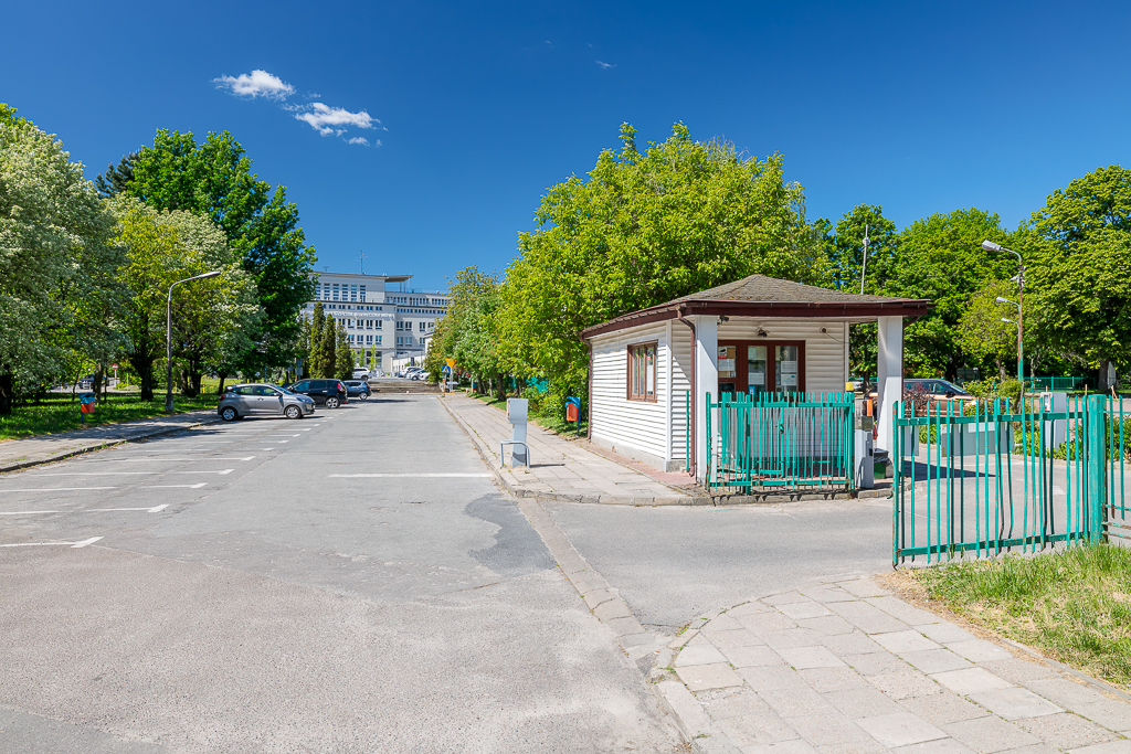 Ogrodzony parking obok wjazdu od strony ul. Chodźki