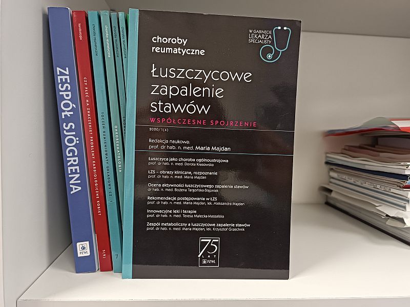 Okładka książki "Łuszczycowe zapalenie stawów. Współczesne spojrzenie"