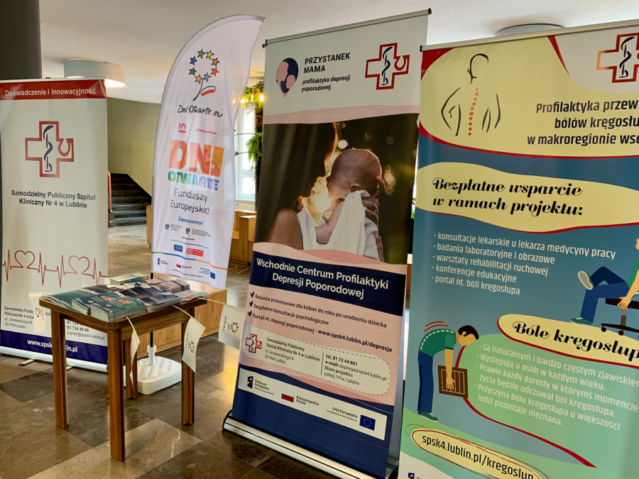 Stanowiska z materiałami dotyczącymi szpitala i bezpłatnymi gadżetami.
