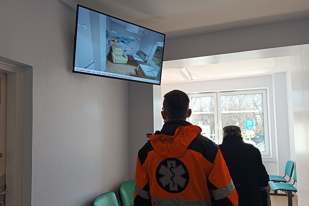 Jeden z monitorów w poradni, na którym są wyświetlane informacje dla pacjentów.