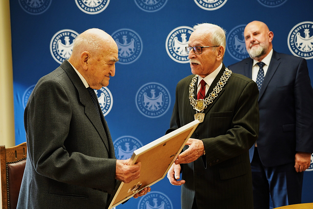 Prof. Stanisław Jabłonka, Prezes Polskiego Towarzystwa Kardio-Torakochirgów prof. Janusz Skalski oraz Prezes Elekt dr hab. med. prof. UMP Cezary Piwkowski