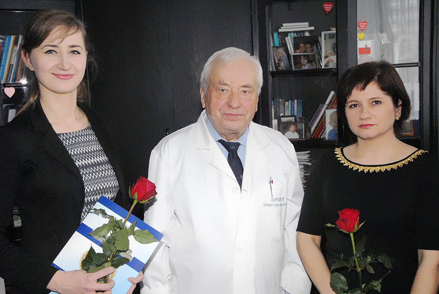 Dr n. med. Marian Przylepa, Dyrektor Naczelny SPSK-4 z laureatkami konkursu - mgr piel. Edytą Kocot i lic. piel. Agatą Szlachtą.