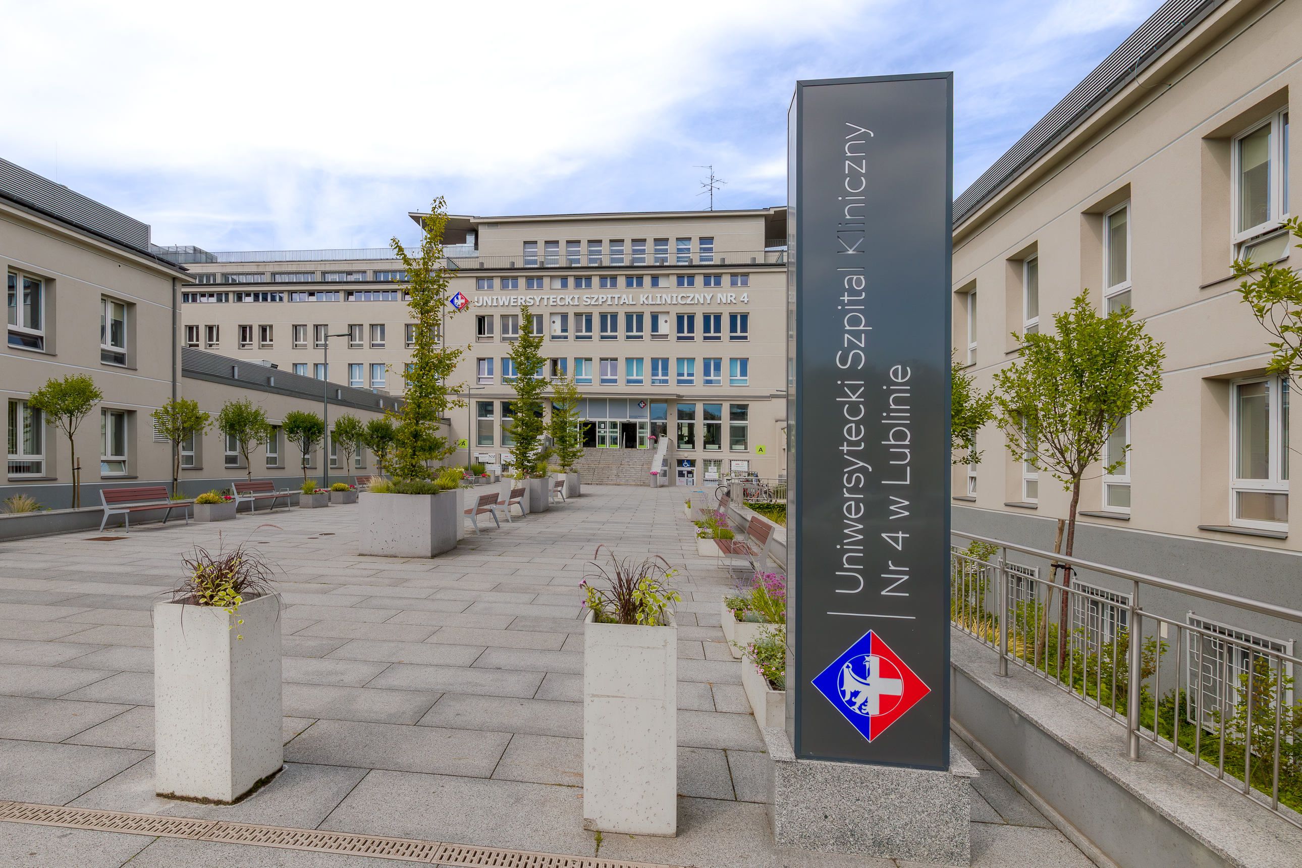 Wejście główne do Uniwersyteckiego Szpitala Klinicznego Nr 4 w Lublinie.