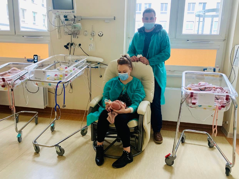 Martynka, Iga i Gabrysia z rodzicami