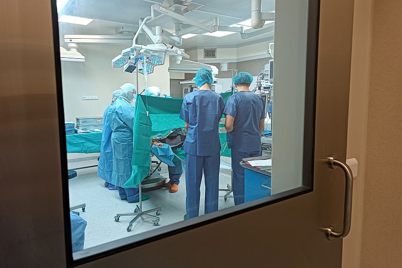 Przedstawiciele zwycięskiej drużyny uczestniczyli w operacji ortopedycznej.