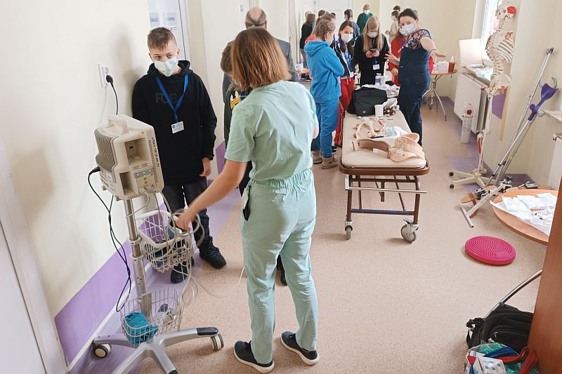 Uczniowie z bialskiej szkoły podstawowej na warsztatach w szpitalu.