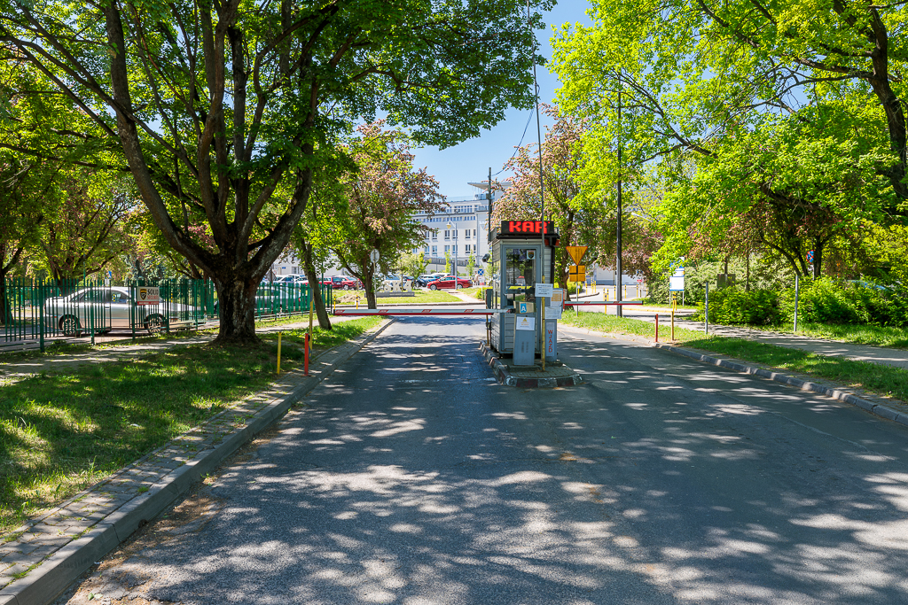 Wjazd i wyjazd od strony ul. Chodźki. Po lewej stronie ogrodzony parking, z którego mogą korzystać pacjenci USK Nr 4