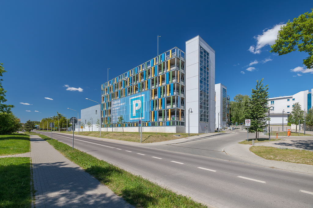 wjazd na wielopoziomowy parking Uniwersytetu Medycznego