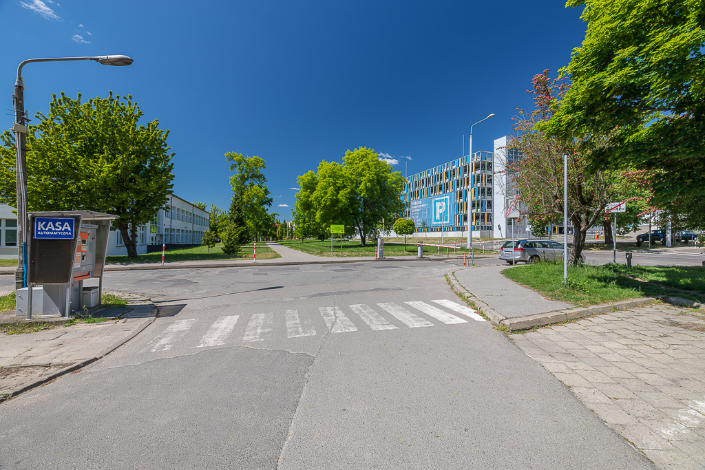 wyjazd od strony parkingu wielopoziomowego Uniwersytetu Medycznego