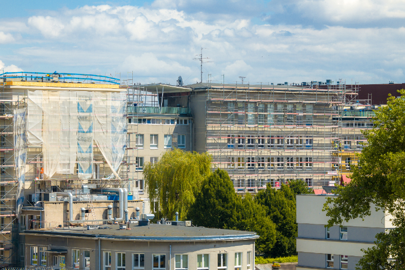 Widok na budynki SPSK Nr 4 w Lublinie, które są w trakcie robót termomodernizacyjnych.